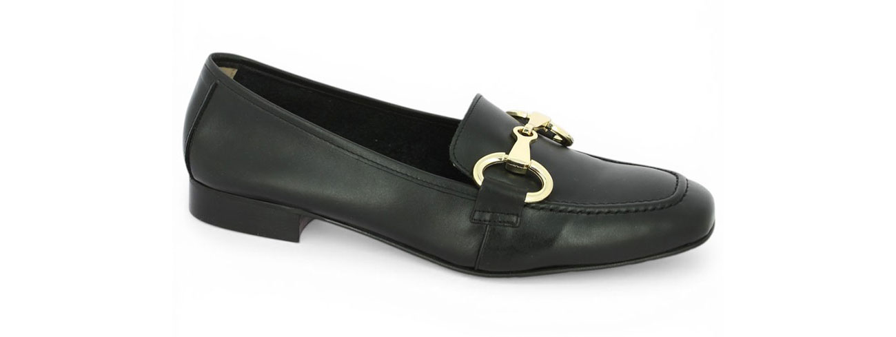 Mocassin noir femme grande taille avec boucle dorée